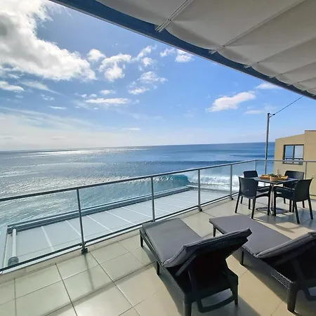 The Wave House - Two Bedroom Flat *